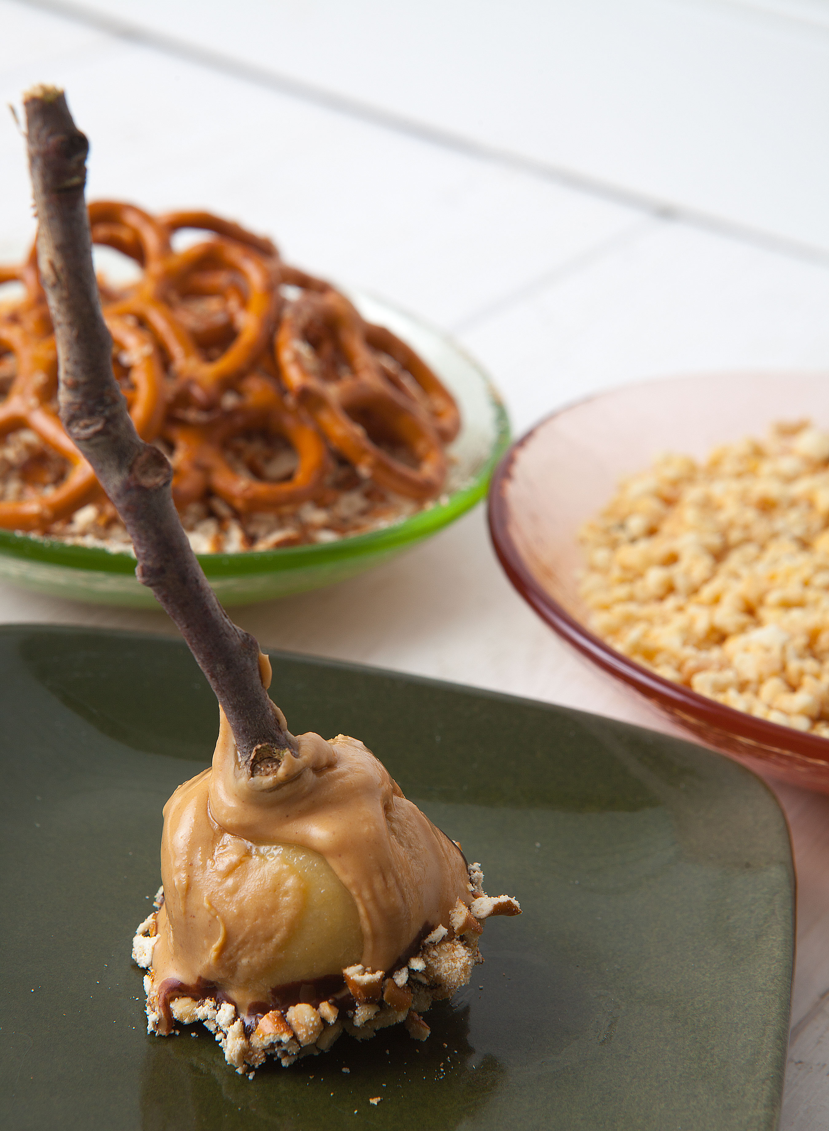 Peanut Butter Pretzel Time! Tart apple smothered in Hershey Reeses Peanut Butter Chips, melted dark chocolate, and topped with crushed pretzels and peanuts. - Danielle